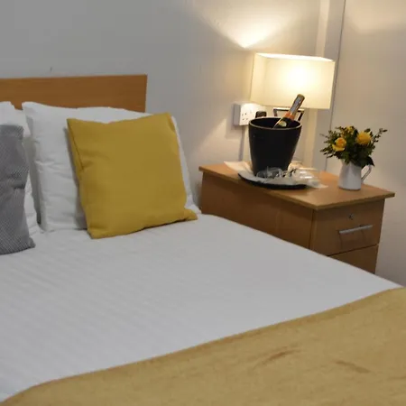 Summergrove Halls 3*