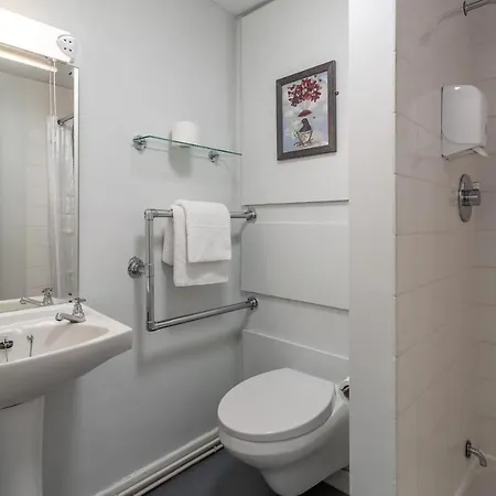 Summergrove Halls ホテル